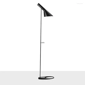 Vloerlampen Noordse houten graanlamp Modern en eenvoudige ijzeren kunst Woonkamer Studie LED Gepersonaliseerde verticale creatief LED