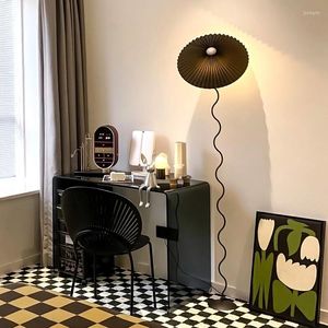 Lámparas de pie Lámpara plisada Sala de estar minimalista japonesa Dormitorio Mesita de noche de estilo Ins Mesita de ambiente