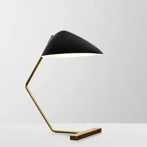 Vloerlampen postmoderne minimalistische Noordse studie bureaulamp slaapkamer bed top top ontwerper retro lezing zacht passende student