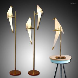 Lámparas de pie Postmoderno Simple Creativo Sala de estar Estudio Dormitorio Personalidad Arte nórdico Diseñador Mil Grullas de papel Lámpara de pájaros