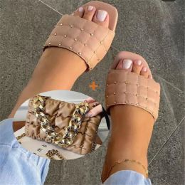 Flops 2022Summer Nouveau designer grande taille 3643 Sandals pour femmes Sandales Sac Rivets Casual Flat Bottom Beach Slippers Mules Sandales