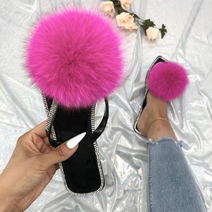 Flops Fliffy Flip Flops Chaussures pour femmes 2021 Summer Luxury Slippers Fox Fur Feme Females Chaussures des dames intérieures Crystal Slides