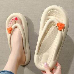 Flops qyckaby zachte eva flip flops vrouwen zomer 2022 dik platform hart vorm clip clip teen sandalen vrouw niet -slip badkamer wolk slippers