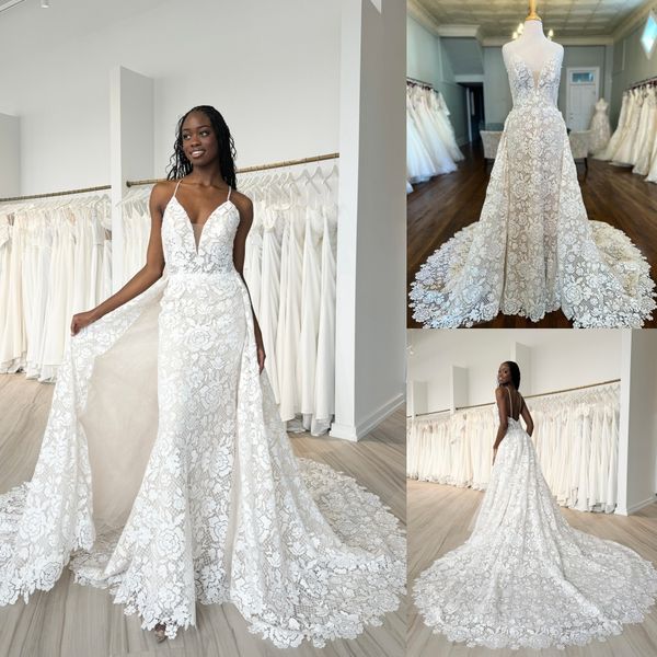 Robe de mariée en dentelle florale 2024 surjupe Boho Garden moderne Fit-n-Flare encolure bikini sans manches robe de mariée pour mariée longue chapelle train bohème col en V profond ivoire