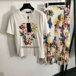T-shirts à imprimé floral Les femmes s'habillent en deux pièces de créateurs de créateurs de taies hautes jupes plissées de taille décontractée Tops Fashion 2pcs ensemble