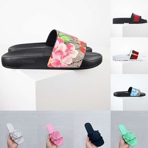 Slippers de créateurs à rayures floraux pour femmes talons plats pour hommes Sandales glisses 2024 chaussures de plage brocade en caoutchouc lettres de verrouillage