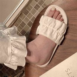 Sandales de pantoufles d'été florales pour femmes Pantanes de maison antidérapante filles mignons tongs flops kawaii chaussures y2204