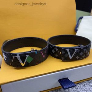 Pulsera de flores de diseñador para hombre y mujer, brazaletes con apertura, marca de moda elegante, pulseras de cuero marrón con letras, joyería 2023