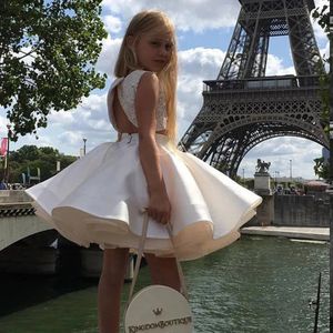 Robe de demoiselle d'honneur courte sans manches en satin blanc ivoire dentelle moelleuse perlée dos nu mariage mignon petit enfant fête de communion 240312