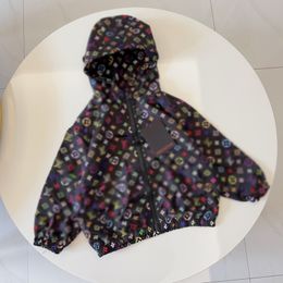 Carta de flores Chaqueta con capucha para bebé Primavera y otoño Chaqueta de verano Chaqueta de lujo Ropa para niños de alta calidad con pantalones cortos Chaqueta deportiva para niños de alta gama