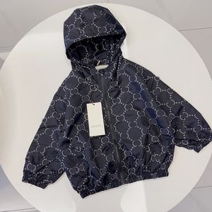 Carta de flores Chaqueta con capucha para bebé Primavera y otoño Chaqueta de verano Chaqueta de lujo Ropa para niños de alta calidad con pantalones cortos Chaqueta deportiva para niños de alta gama