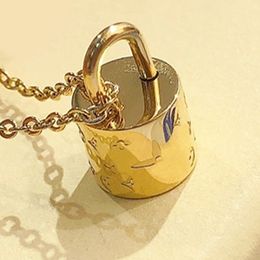 Lettre de fleur verrouillage pendentif concepteur collier de marque de marque de marque de marque 18k colliers en acier inoxydable en or
