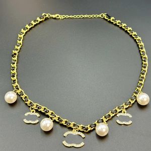 Chaînes de perles de fleurs lettre de créateurs Neckalces Crystal Pendants Bijoux en acier inoxydable Collier Vogue Men Goons de mariage Femmes Personnalités Personnalités Chaînes