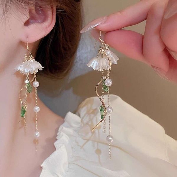 Pendientes ligeros con gancho para la oreja con perlas de flores, pendientes elegantes, de alta calidad, elegantes, de diseño pequeño y Popular, pendientes largos de moda para mujer