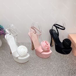 Sandalias de flores Zapatos de diseñadores para mujer 2024 La más nueva moda PINK Satin Platform Heel Top Calidad 14 cm Tacón alto Tobillo Wrap Roma Sandalia 35-41