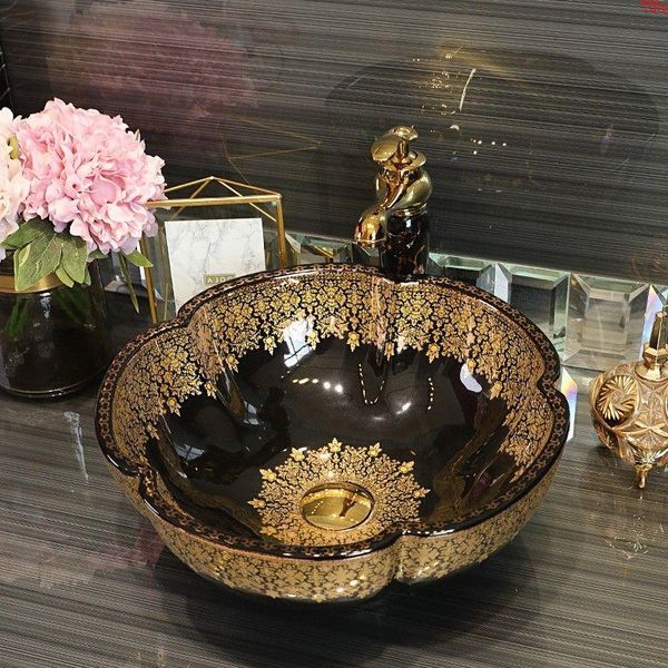 Forme de fleur Jingdezhen usine directement en céramique lavabo peint à la main éviers de salle de bain noir avec motif or bonne quantité Pjgdj