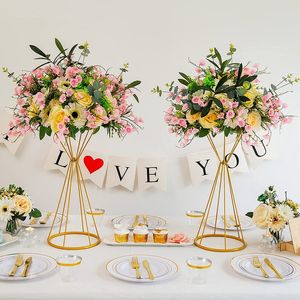 Vases de fleurs Gold / White Flower Stands Metal Road Lead Mouring Mariage Central Piece de fleurs pour une décoration de fête d'événement