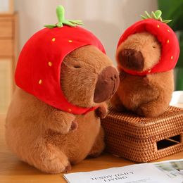 Capybara moelleux poupée en peluche kawaii capybara avec chapeau stwawberry animaux de jouet en peluche cadeau anniversaire décoration de maison 240319