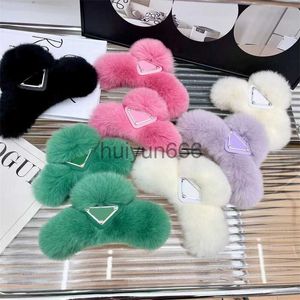 Pluizig haar clips Designer haren vrouwen luxe haarspelden Fuzzy Letters klauw clip harige winter warme haarspeld ontwerpers meisjes haarclips sieraden