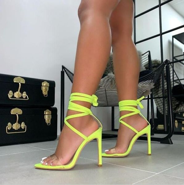 Sandalias de mujer con correa de PVC transparente de Color amarillo limón fluorescente, zapatos de tacones finos de gladiador con punta abierta recortada
