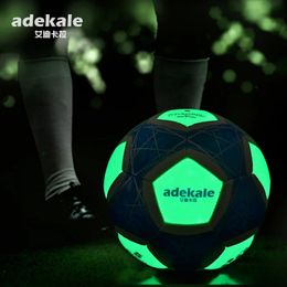 Bola de fútbol fluorescente estándar de adulto No. 5 tamaño de niño 4 brilla en lugares oscuros después de absorber el fútbol ligero 240407