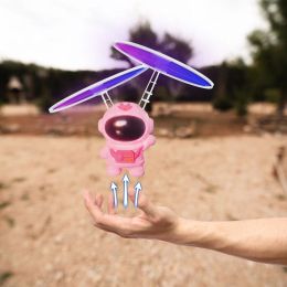 Vliegende robot UFO Toy Spaceman Drone Gebaardetectie Fly Astronaut Spacecraft Helicopter Radio Gecontroleerd vliegtuigspeelgoed voor jongens