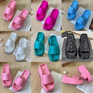 Pantoufles en soie mousse sandales de créateurs de luxe chaussures à plate-forme pour femmes de mode chaussures de plage en plein air d'été nouvelles chaussures décontractées antidérapantes chaussures plates confortables résistantes à l'usure