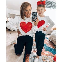 FOCUSNORM Día de San Valentín Conjunto de sudadera familiar para padres e hijos Tops con estampado de corazón de manga larga Trajes Ropa para niñas de 16 años 240323