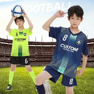 Voetbalshirt kinderen gepersonaliseerde voetbal jersey set aangepaste polyester voetbal uniform ademende training voetbaluniform voor jongen 240430