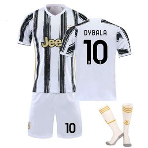 Jersey de football La version correcte du maillot d'or de maison de la Juventus 2021 avec chaussettes est le numéro 7