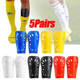 Boucliers de football Kits de protège-tibias de football pour homme 1-5 paires d'équipement de protection respirant en plastique protège-tibias de sécurité 240322