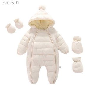 Footies Baywell Winter Baby Meisjes Jongens Sneeuwpak Baby Rits Eendelige Pompom Romper Met Capuchon Footies + Handschoenen + Schoenen 0-24 M YQ240306