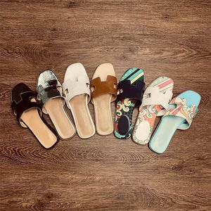 Classic Beach Sandal Summer Sippers Outdoor Mens glisse Sandales Famous Designer Femmes Chaussures décontractées Design Fashion Mules Platform Sandels Fur Sliders