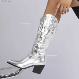 Pour la cow-girl Cowboy Femmes Métalliques Sier empilées à talons zip bottes de veau moyen de veau décontractées chaussures de marque brodées T230824 DEA03