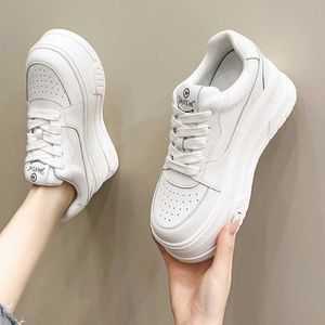 Pour les femmes authentiques, le cuir blanc 2023 Les nouvelles femmes sont des semelles épaisses polyvalentes respirantes et avec une augmentation de la hauteur.Small Men's Muffin Shoes 28215's Muff