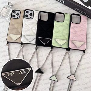 Para iPhone 15 Pro Max Fundas Funda de teléfono cruzada de diseñador Apple iPhone 14 Pro Max 13 12 14 Plus 15 Plus Funda Marca de lujo Big Triangle P Bolso Cubierta móvil Cordón de cadena