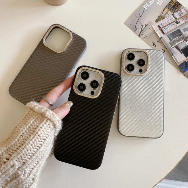 Pour iPhone 15Promax Case en fibre de carbone rayures iPhone 14 13 12 11pro Metal Lens 13 Anti-drop Simple haut de gamme Business Fashion Phone Case