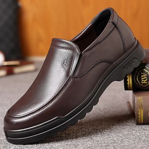 Pour les chaussures pour hommes faits à la main les mocassins de caoutchouc décontractés en cuir authentique