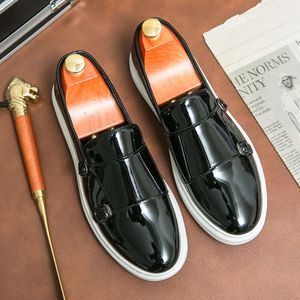 Voor slip-on 2024 Business Nieuwe Loafers Glanzende dubbele gesp monnikschoenen zwarte mannen Patent Leather Party Dress Shoe