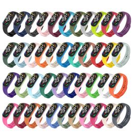 Pour Xiaomi Mi Band 7 Bracelet de remplacement en silicone coloré avec boucle en métal Bracelet de montre souple en TPU