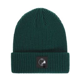Commerce électronique de commerce extérieur permettant aux fabricants de vendre en gros des chapeaux tricotés chauds en laine neuve, des chapeaux froids de rue, des chapeaux de loisirs en plein air.