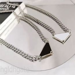 Bijoux formels pour hommes Designers Sier plaqué émail lettre dames mignon collier pendentifs chaînes à maillons cubains noir blanc à la mode ZB011 B23