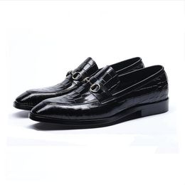 Zapatos de vestir de diseñador para hombres formales Hebilla de metal Cuero tallado Fiesta de graduación de alta calidad Zapato de boda para hombres