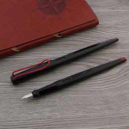 Vulpennen Mode Zwarte Pen Rode Grote Clip Plastic Lange Body 038mm 05mm gebogen penpunt Inkt Kantoor levert Briefpapier 230707