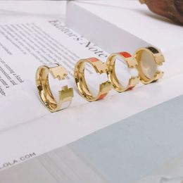 Quatre couleurs Bijoux Designer Bagues Femme Homme Amour Noir Charmes Fournitures De Mariage Bague En Acier Inoxydable Plaqué Or 18K Bague Fine Bague Timbre En Relief Large Hommes