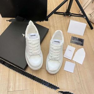 Quatre générations de cuir C petites chaussures blanches Femmes 2024 Été Nouveau lacet-up respirant toutes les petites chaussures blanches décontractées