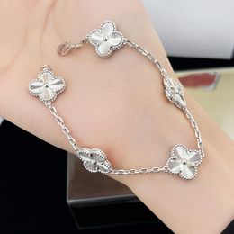 Pulsera Trébol de Cuatro Hojas Fabricada en conchas naturales y ágata natural Bañada en Oro 18K de diseñador para mujer calidad T0P reproducciones oficiales marca regalos premium 001