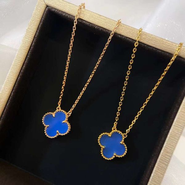 Trébol de cuatro hojas Joyería de diseño de lujo Collar de trébol de cuatro hojas Mujer Chapado en oro engrosado K Rose Diamante completo Ágata azul Colgante Cadena de collar de hierba de la suerte