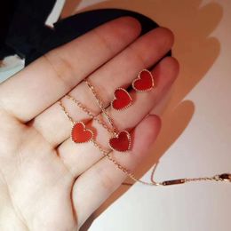 Trébol de cuatro hojas Joyería de diseño de lujo Collar de amor Pendientes en forma de corazón para mujer Pulsera de melocotón Collar Cadena de hueso Espesado K Oro rosa Calcedonia roja