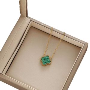 Collier de trèfle à quatre feuilles concepteur Collier personnalisé Pendre Pendre cristal 18k adapté aux femmes Gift de bijoux de fiançailles de mariage